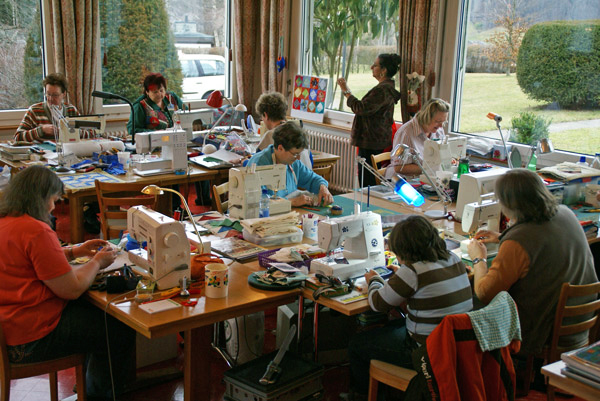 Die Patchworkgruppe an der intensiven Arbeit im Hotel Pension Nord. Januar 2008